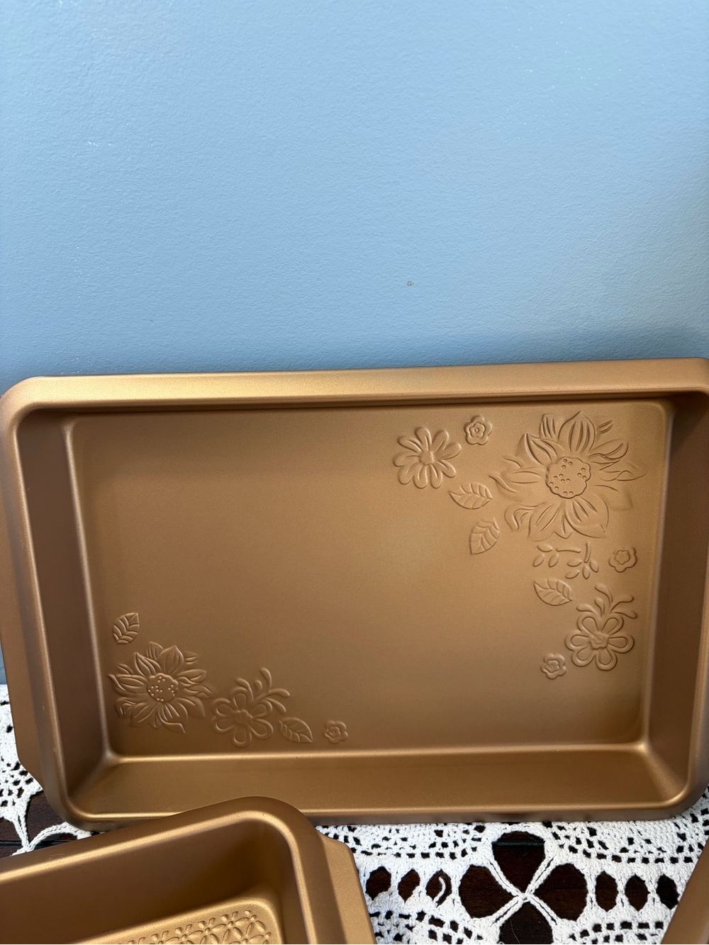 Gibson Country Kitchen Non-Stick Steel Floral Embossed 4-Piece Bakeware Set New - Picture 3 of 16